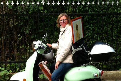 Kundin eines nachhaltigen Kumpan Elektrorollers grün